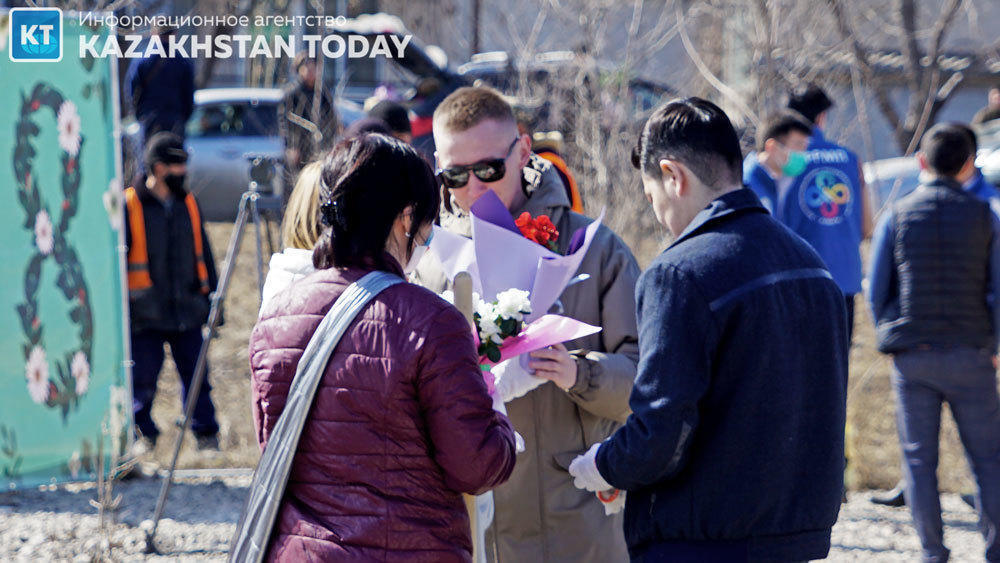 Planting trees to celebrate International Women's Day. Images | Фото: Эрик Куватов