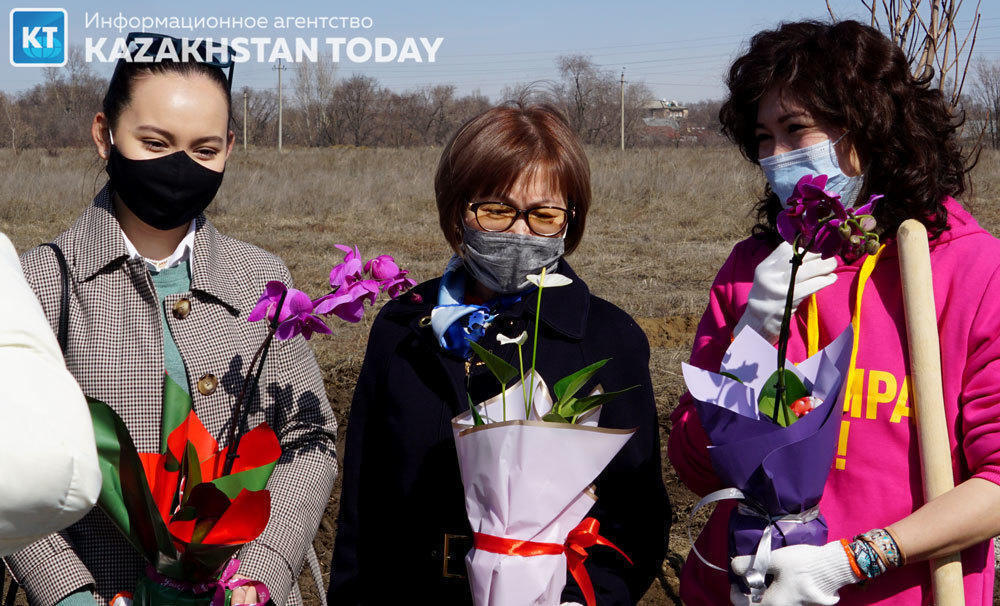 Planting trees to celebrate International Women's Day. Images | Фото: Эрик Куватов
