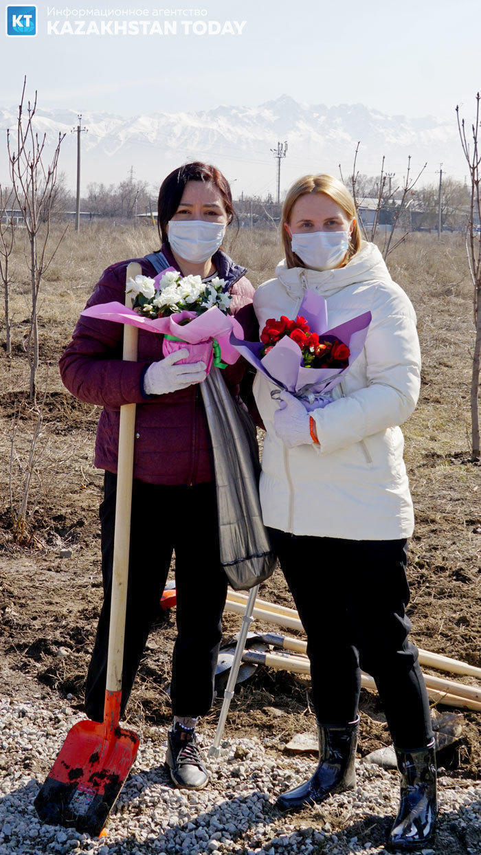 Planting trees to celebrate International Women's Day. Images | Фото: Эрик Куватов