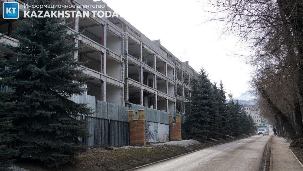 Алматы тау бөктеріндегі Ремизовка шатқалының экологиясы жаппай құрылыспен жойылуда. Сурет: Фото: Эрик Куватов