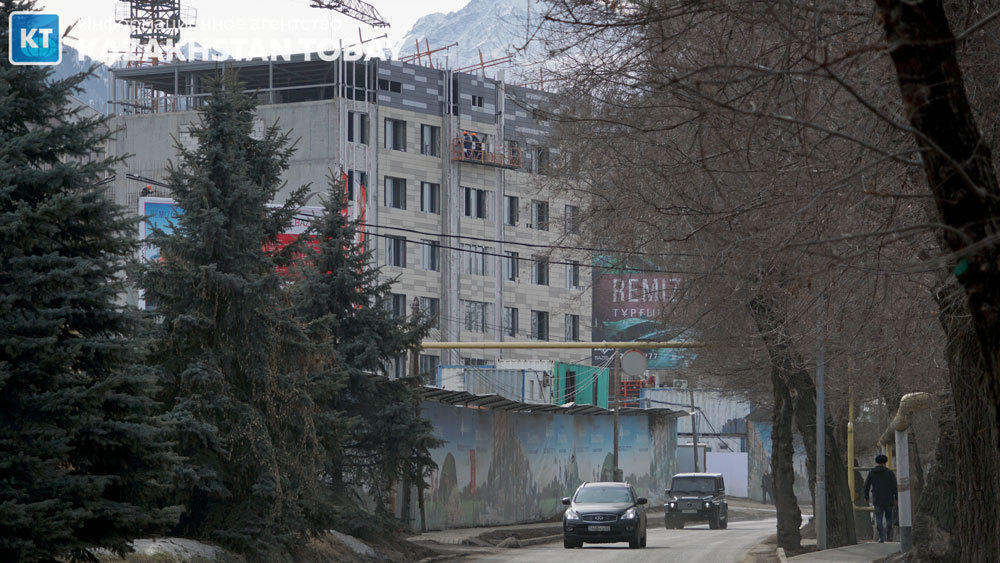 Алматы тау бөктеріндегі Ремизовка шатқалының экологиясы жаппай құрылыспен жойылуда. Сурет: Фото: Эрик Куватов