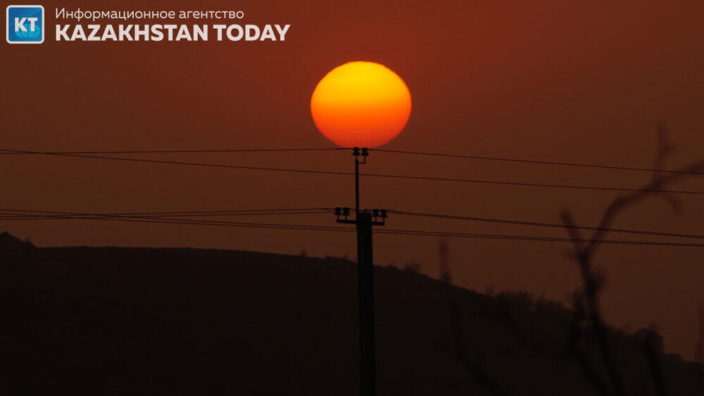 Закаты в предгорьях Алматы. Фото: Эрик Куватов
