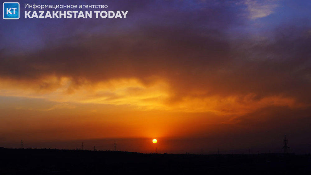 Алматы тау бөктеріндегі күн батуы