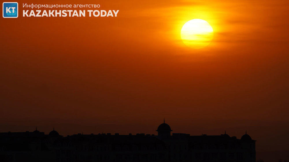 Алматы тау бөктеріндегі күн батуы