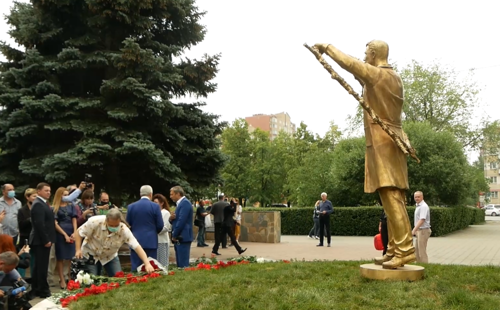 В Челябинске открыли бронзовый памятник врачам