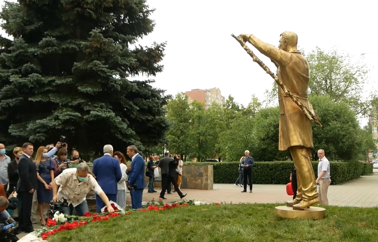 В Челябинске открыли бронзовый памятник врачам