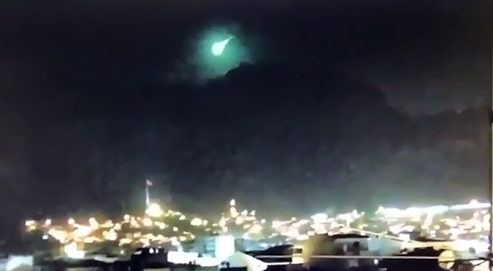 Неизвестная вспышка в небе над Турцией попала на видео
