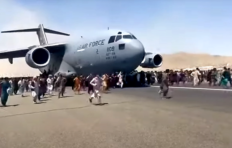 Люди пытаются покинуть страну, зацепившись за шасси американского самолета в Кабуле