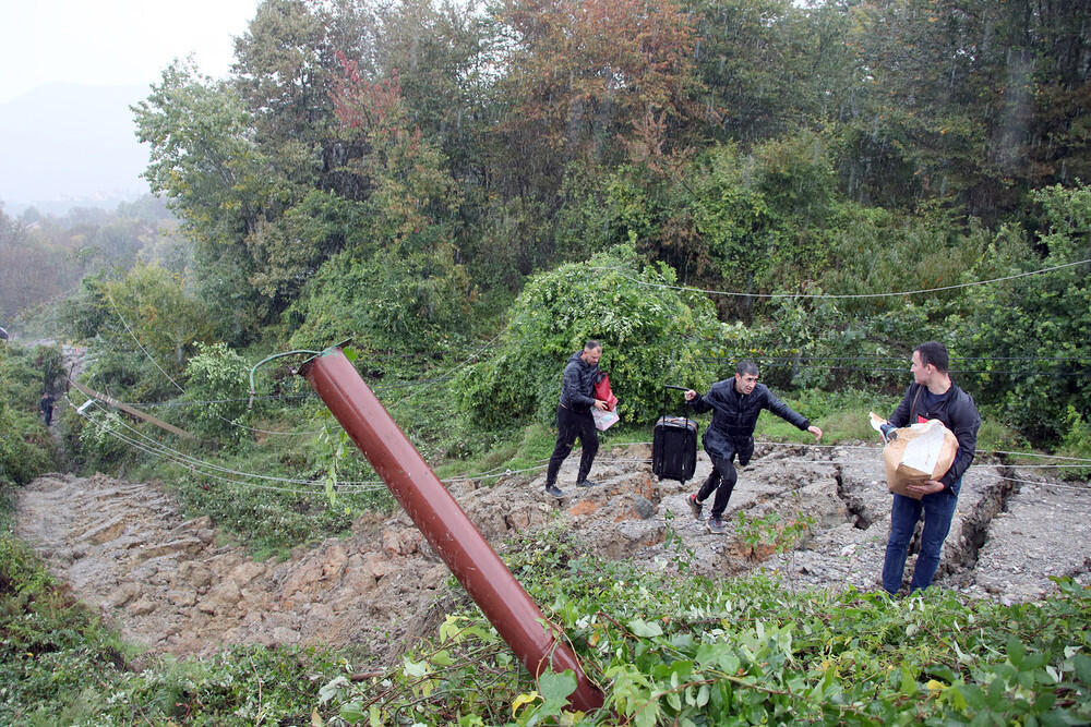 Major landslide in Sochi: more than 70 people left their damaged homes. Images | Газета.Ru