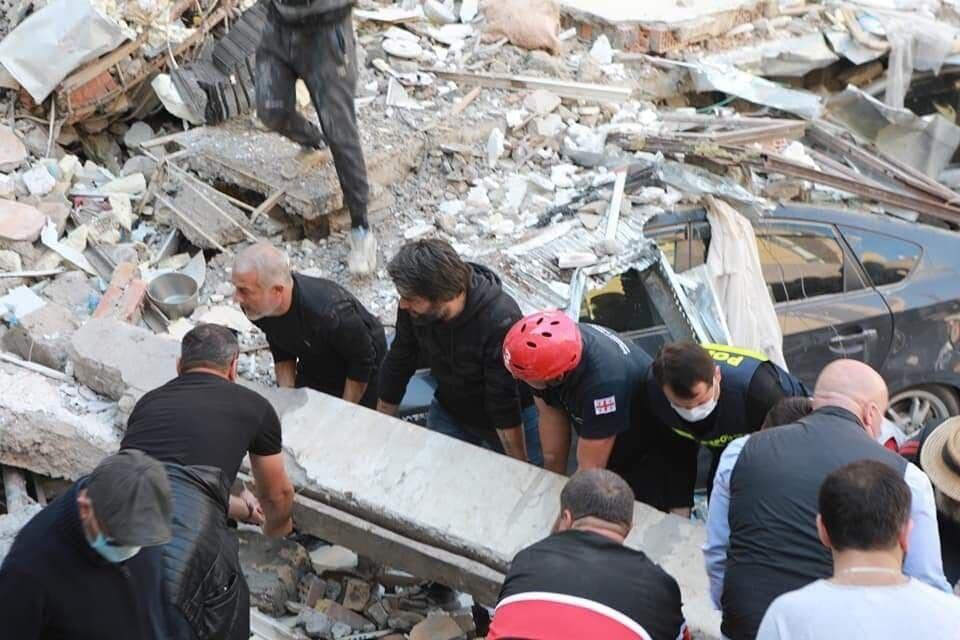 Батумиде бес қабатты тұрғын үйдің бір бөлігі құлады. Сурет: Фото: Telegram / @batumchik