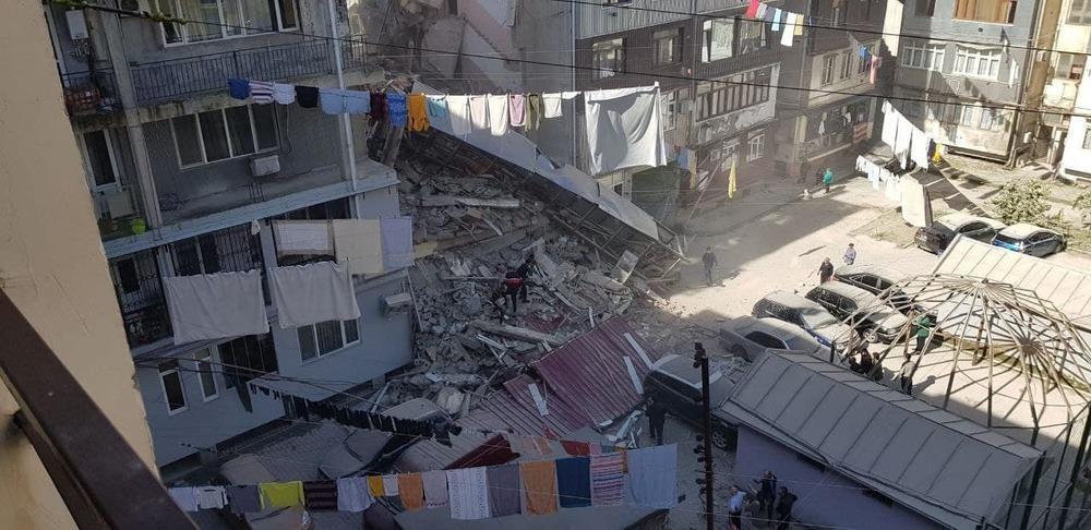 Батумиде бес қабатты тұрғын үйдің бір бөлігі құлады. Сурет: Фото: Telegram / @batumchik