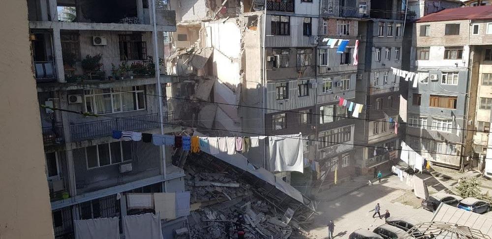Батумиде бес қабатты тұрғын үйдің бір бөлігі құлады. Сурет: Фото: Telegram / @batumchik