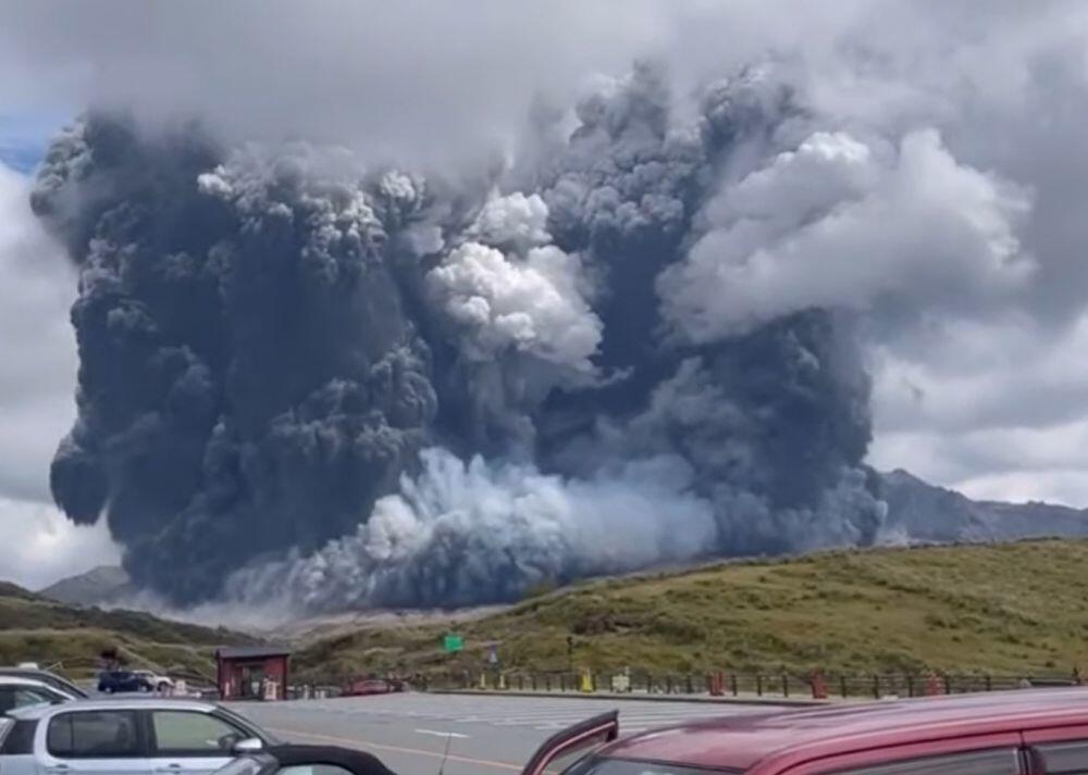 Видео извержения вулкана Асо. В Японии объявили третий уровень опасности
