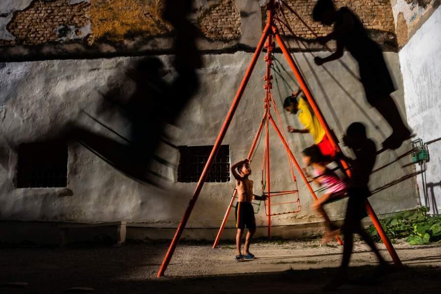 Картина мира: самые впечатляющие фото года. Фото: «Детство» Лопамудры Талукдара — о детях Гаваны, которым всё еще недоступны гаджеты, поэтому они по старинке просто веселятся на свежем воздухе.  | iz.ru