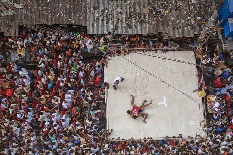 Картина мира: самые впечатляющие фото года. Фото: «Уличные бои» на празднике Дивали в Индии — от Анупамы Рои Чоудхури. | iz.ru