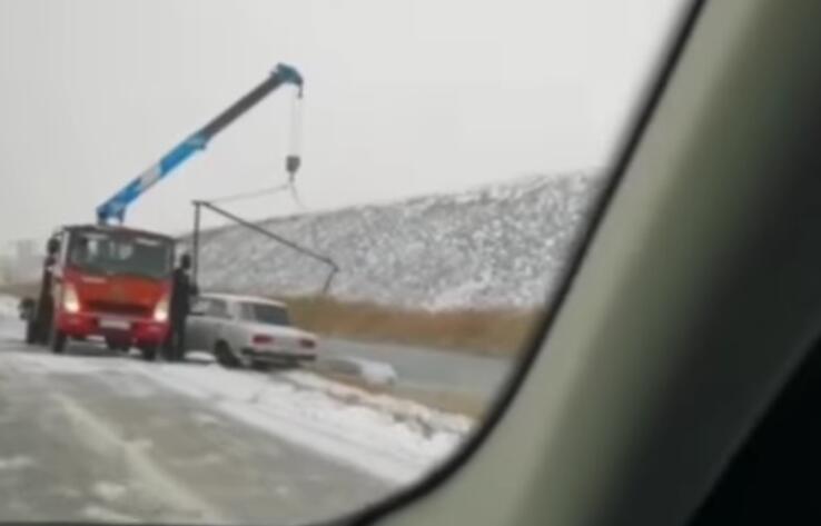 В Экибастузе несколько авто слетели в кювет с водой 