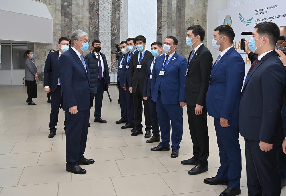 Токаев встретился с представителями Президентского молодежного кадрового резерва