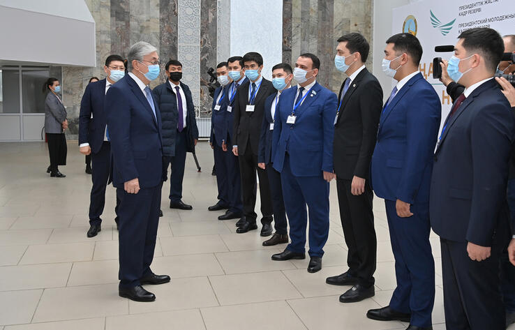 Токаев встретился с представителями Президентского молодежного кадрового резерва