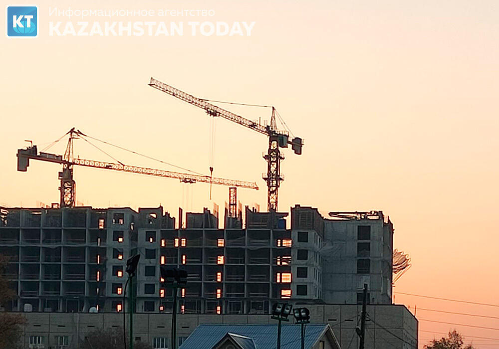 В Алматы рабочий упал с высоты на стройке и погиб