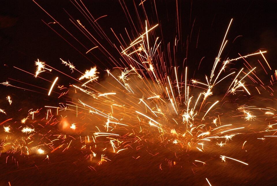 Хулиганы устроили фейерверк на крыше автобуса в Алматы 