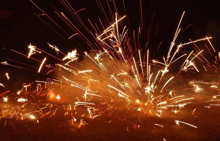 Хулиганы устроили фейерверк на крыше автобуса в Алматы 