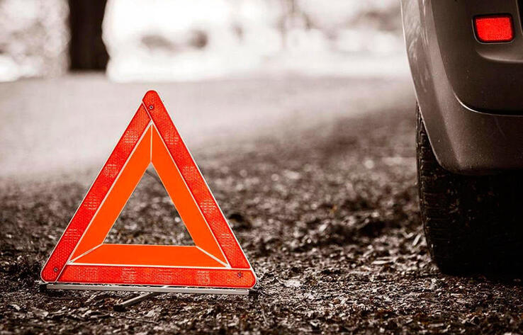 Водитель легковушки скончался при столкновении с автобусом в Карагандинской области