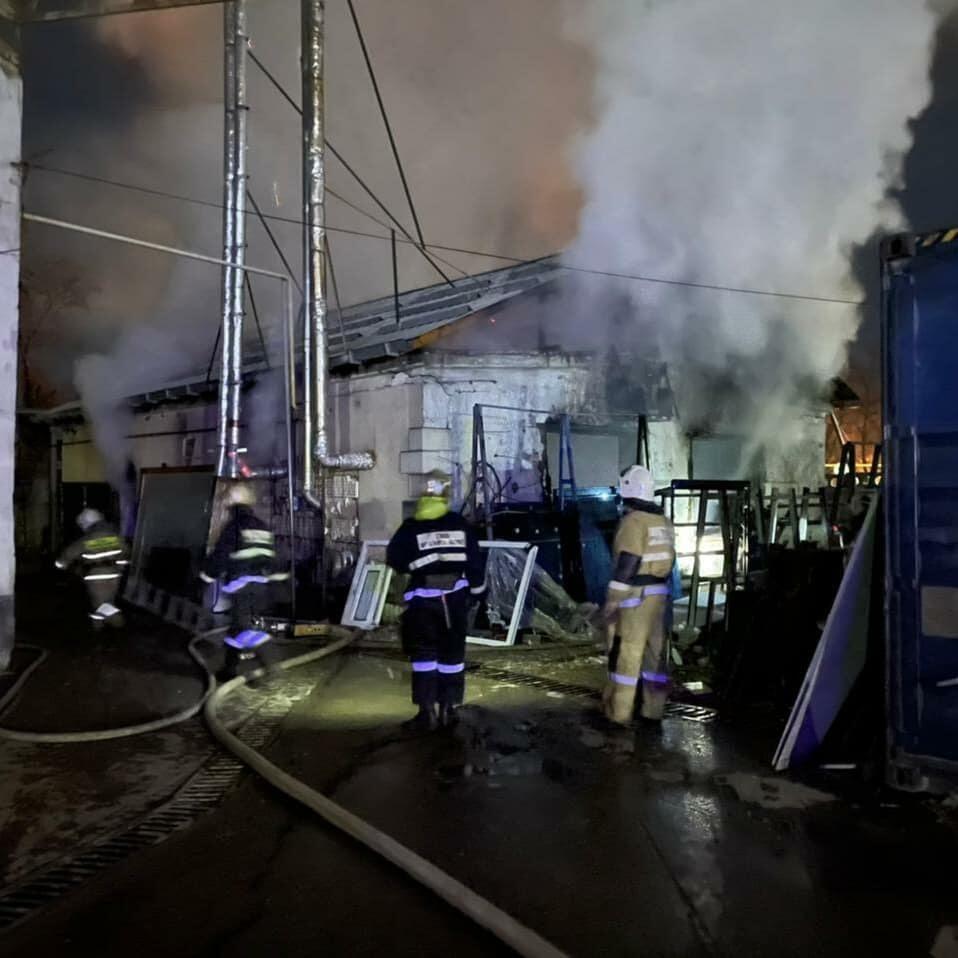 В Алматы произошел крупный пожар на складе: из помещения вынесли более 10 газовых баллонов. Фото: ДЧС Алматы