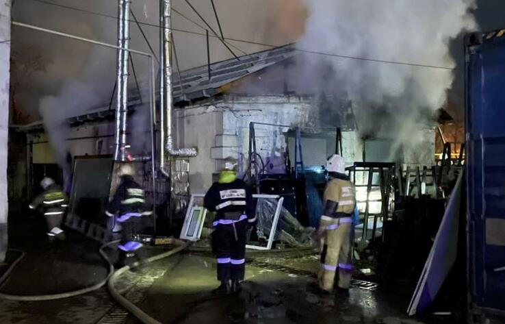 В Алматы произошел крупный пожар на складе: из помещения вынесли более 10 газовых баллонов