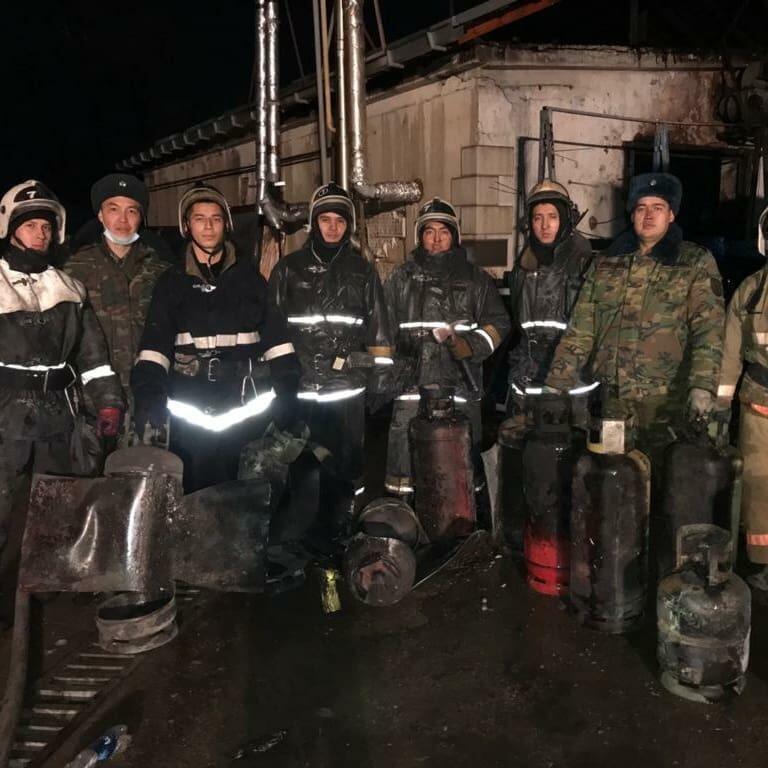 В Алматы произошел крупный пожар на складе: из помещения вынесли более 10 газовых баллонов. Фото: ДЧС Алматы