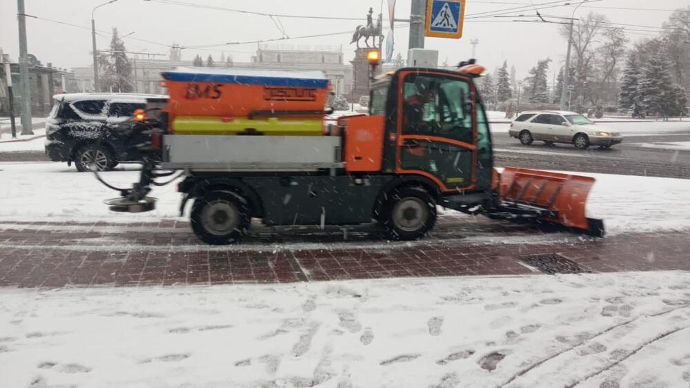 В Алматы в уборке снега задействовано более 500 единиц техники