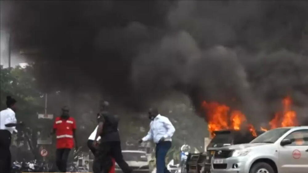 В результате теракта в Уганде погибли не менее трех человек, более 30 пострадали. Фото: Кадр из видео Kenya Citizen TV