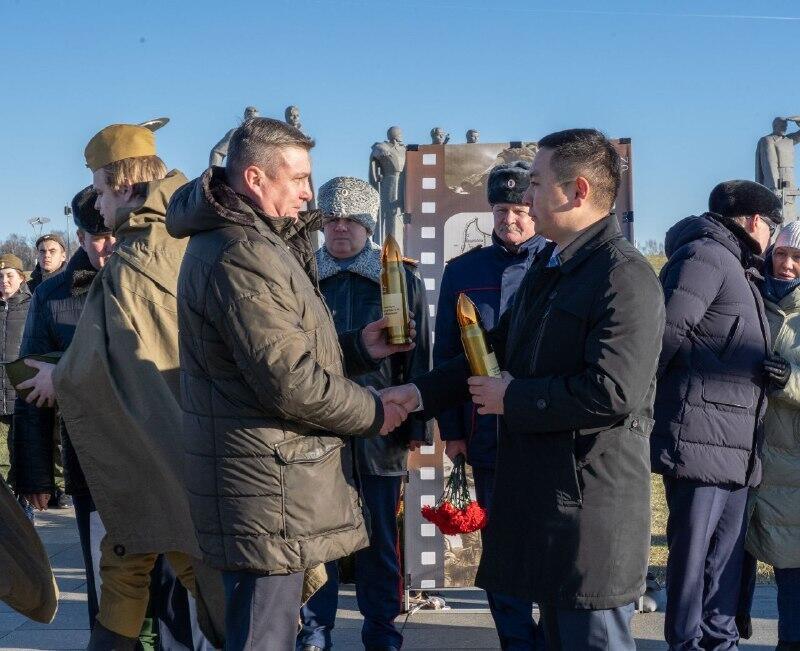 Казахстанская делегация отдала дань памяти подвигу бойцов легендарной Панфиловской дивизии. Фото: Посольство РК в РФ