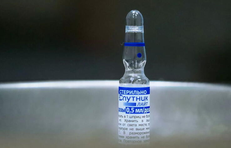 Казахстан ведет переговоры по поставке вакцины "Спутник Лайт"