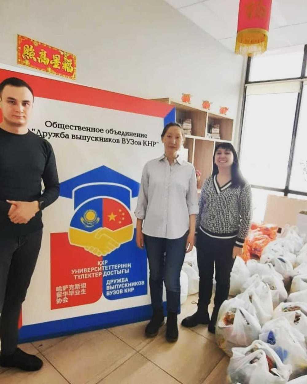 100 продуктовых корзин раздали выпускники китайских вузов в качестве благотворительности. Фото: ОО Дружба выпускников вузов КНР