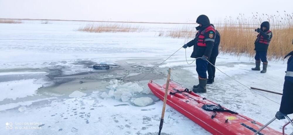 В Костанайской области машина с водителем ушла под лед