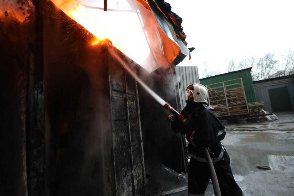 Пожар на складе в Алматы: в тушении задействованы 70 человек 