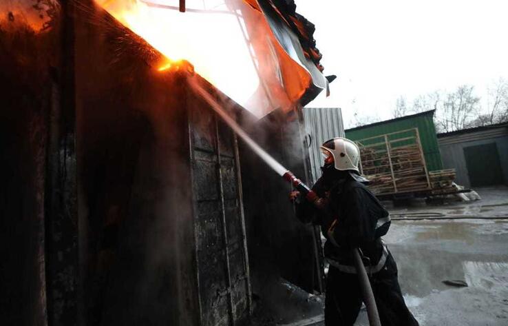 Пожар на складе в Алматы: в тушении задействованы 70 человек 