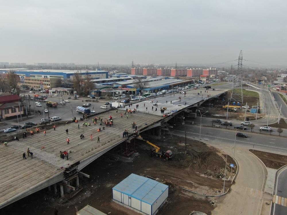 Алматыда Рысқұлов даңғылы мен Емцов көшесінің қиылысында көлік айрығының құрылысы аяқталуда. Сурет: Алматы қаласының ІСБ