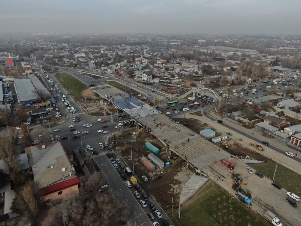 Алматыда Рысқұлов даңғылы мен Емцов көшесінің қиылысында көлік айрығының құрылысы аяқталуда. Сурет: Алматы қаласының ІСБ