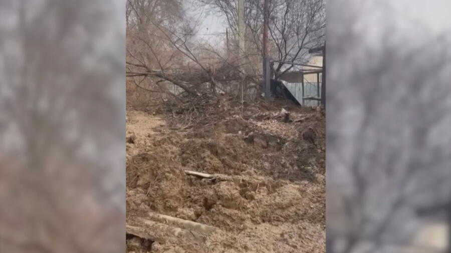 Сошедший в Алматы оползень перекрыл дорогу и повредил забор частного дома 