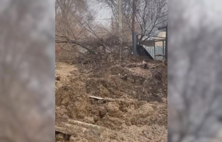 Сошедший в Алматы оползень перекрыл дорогу и повредил забор частного дома 