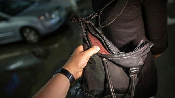 В Алматы 20-летний парень ограбил пожилую женщину