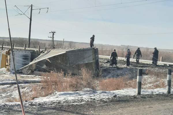 В Костанайской области автомобиль столкнулся с грузовым поездом 