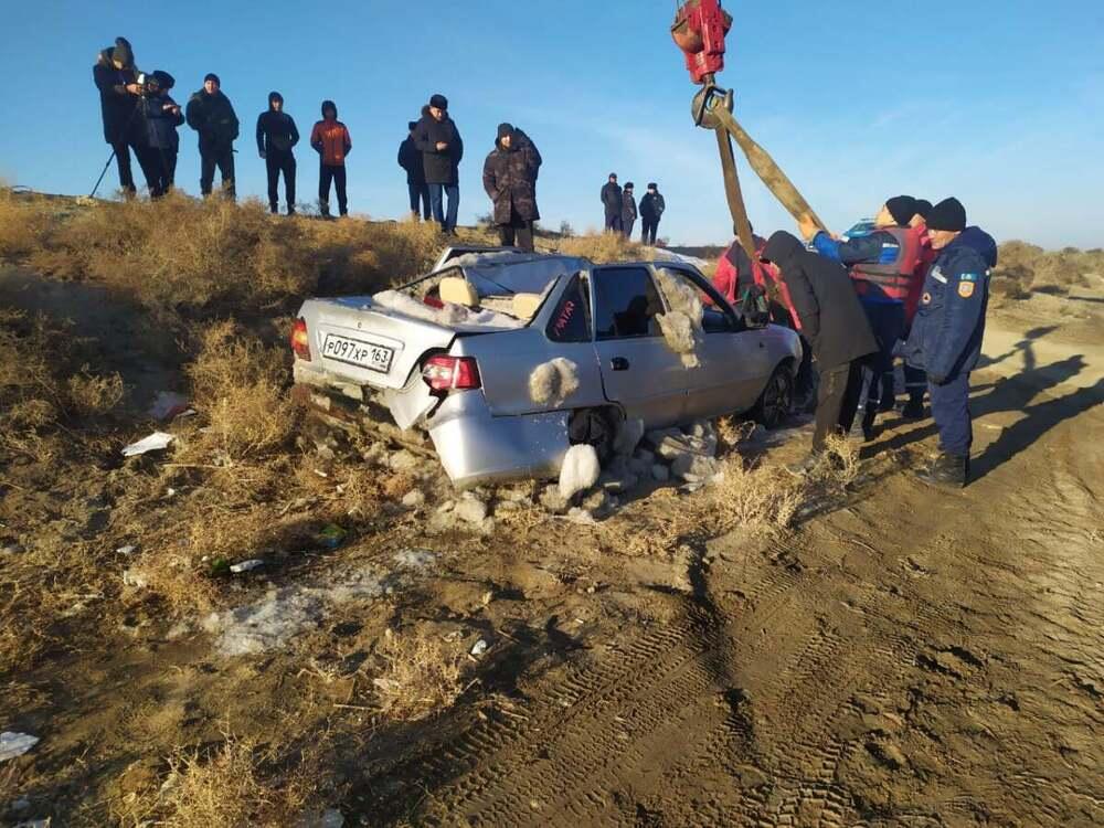 Автомобиль упал в Сырдарью: один человек погиб 