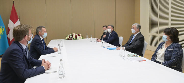 ҚР Президенті Женевада бірқатар кездесулер өткізді. Сурет: Мемлекет басшысы Женевада Халықаралық Қызыл Крест комитетінің президенті Петер Маурермен кездесті