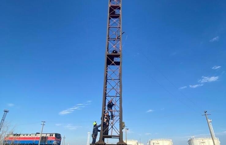 Житель Атырау пытался спрыгнуть с прожекторной вышки на вокзале