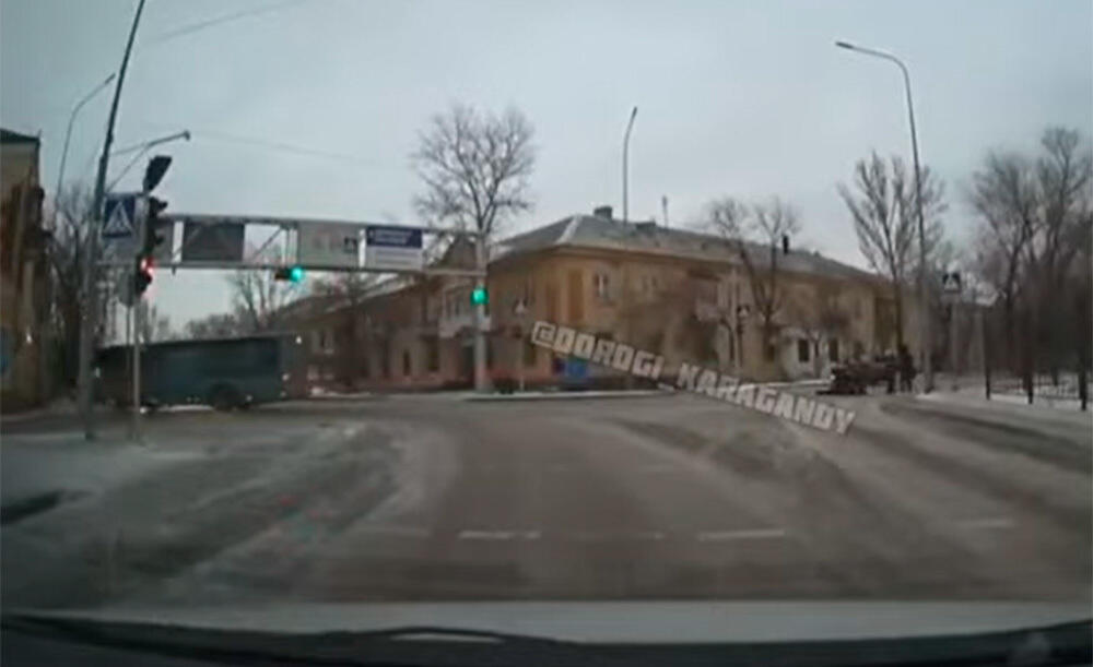 В Караганде автобус сбил женщину и врезался в здание
