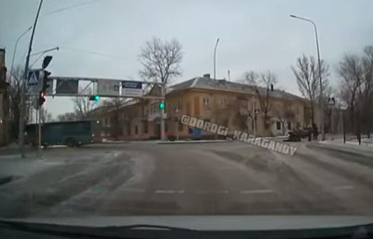 В Караганде автобус сбил женщину и врезался в здание