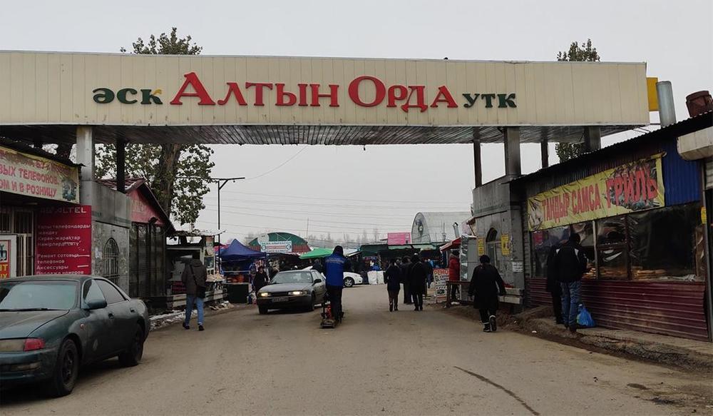 Аким Алматинской области потребовал запустить дорогу возле рынка "Алтын Орда". Фото: nur.kz