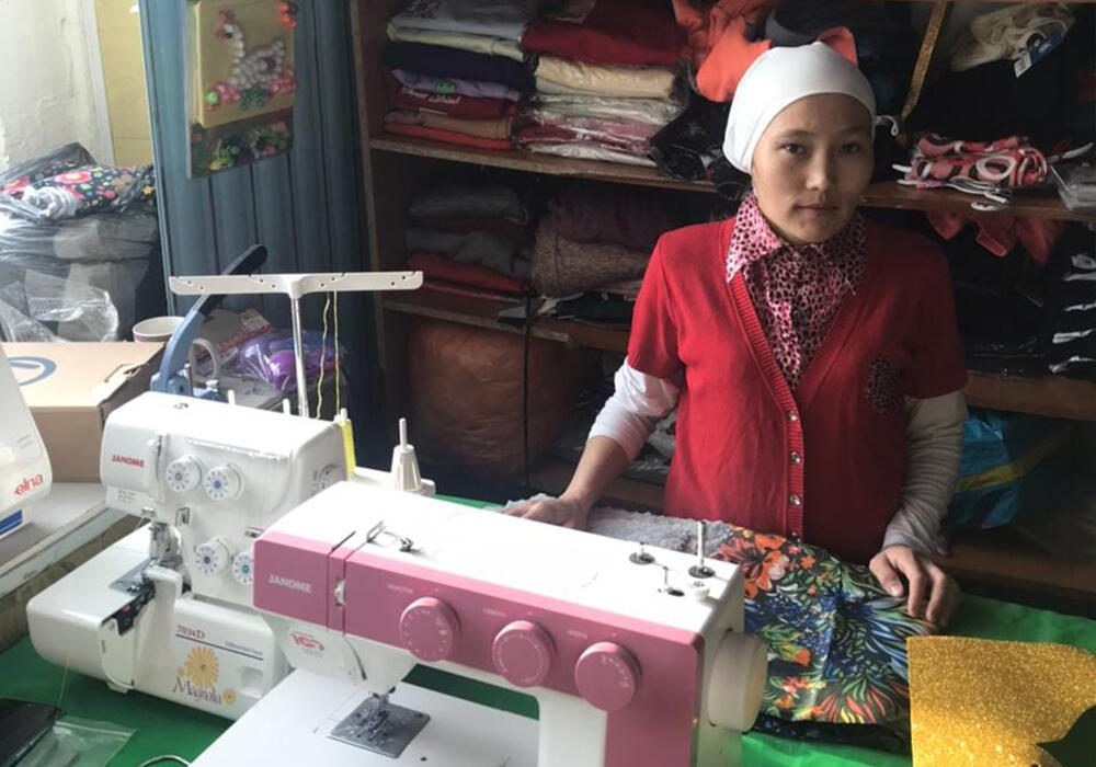 Ровесница Независимости из Акмолинской области реализует бизнес-идею по индивидуальному пошиву одежды. Фото: УВП Акмолинской области